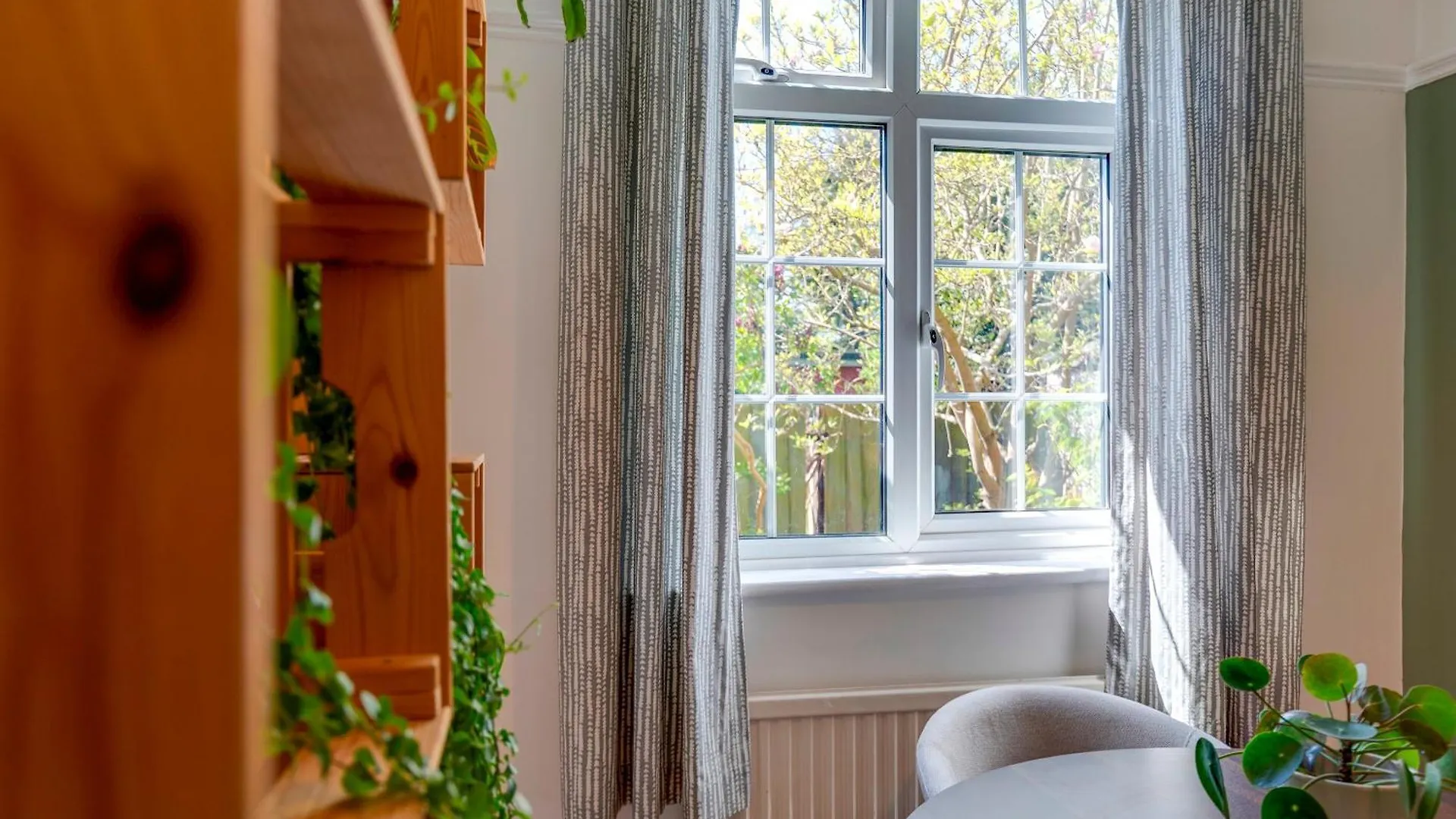 Апартаменты Stylish And Modern Flat With Free Parking Pass The Keys Кембридж