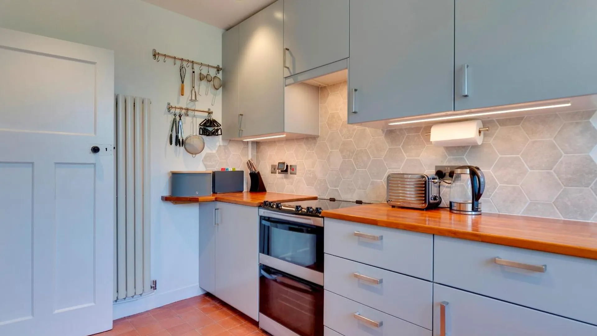 Апартаменты Stylish And Modern Flat With Free Parking Pass The Keys Кембридж